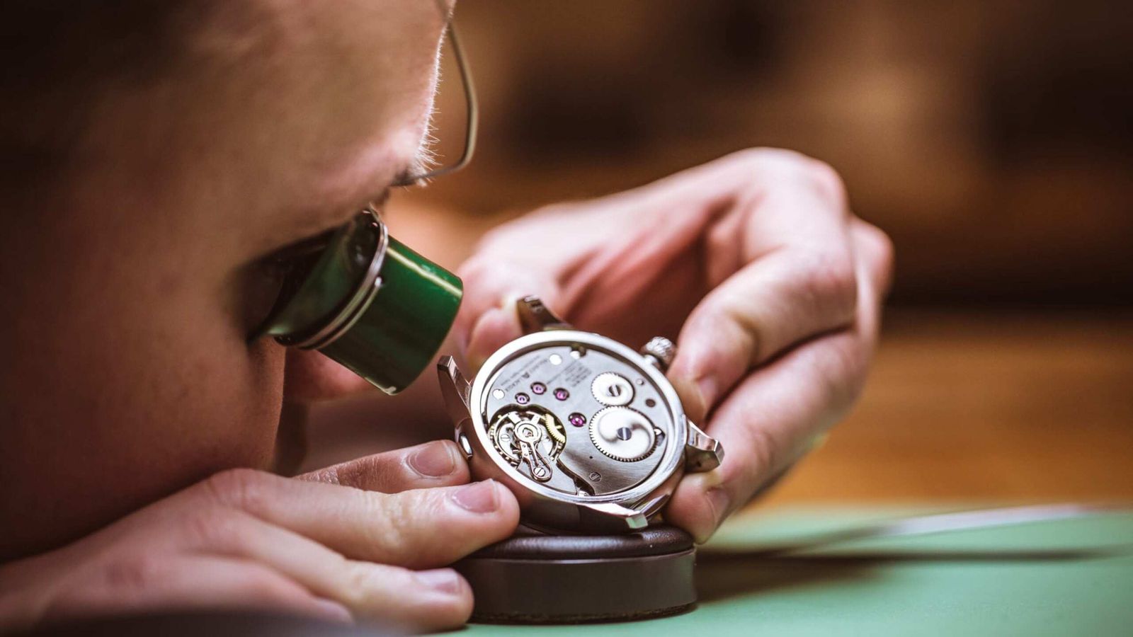 Maître horloger expert réparation montre Salé Maroc — ساعاتي خبير سلا